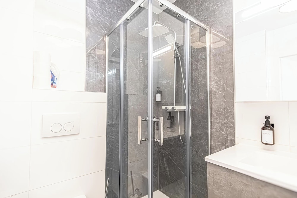 9 Min Metro City Center 1BR 1LR Apt
