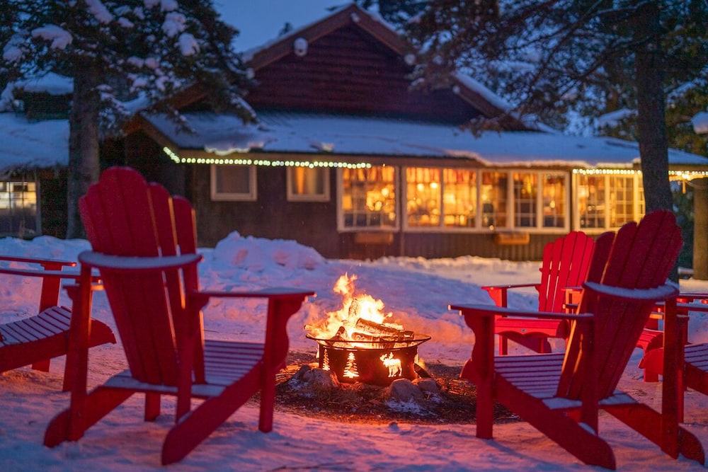 Storm Mountain Lodge Cabins & Dining