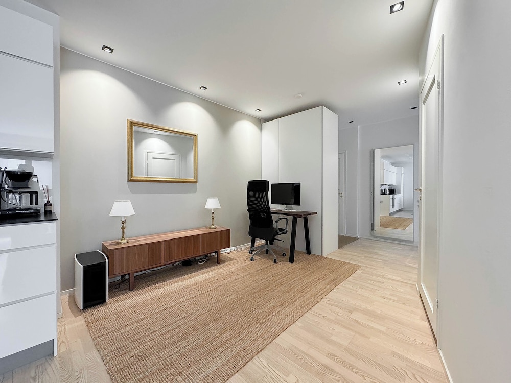 Stylish Downtown 2BR Flat with Sauna and Work Area