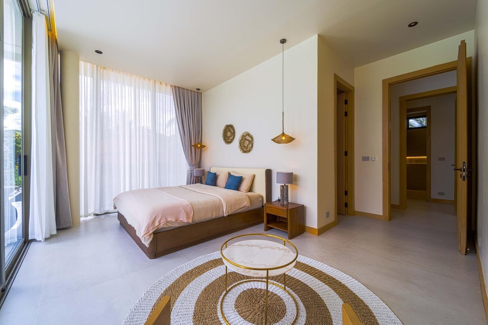 Ultra-Modern 6-Bedroom in GolfCourse PH6
