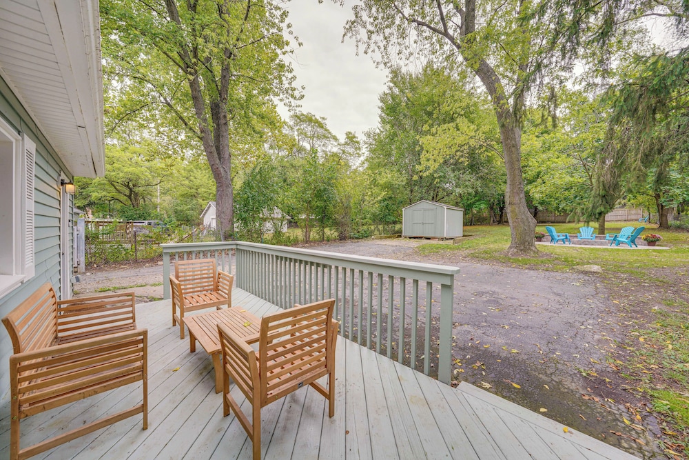 Fire Pit & Grill: Family Home on Fox River Trail!
