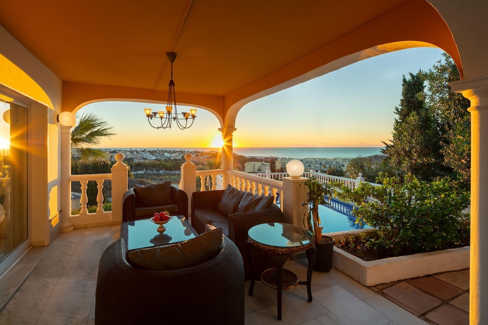Large Luxury Family Villa 500m From Beach