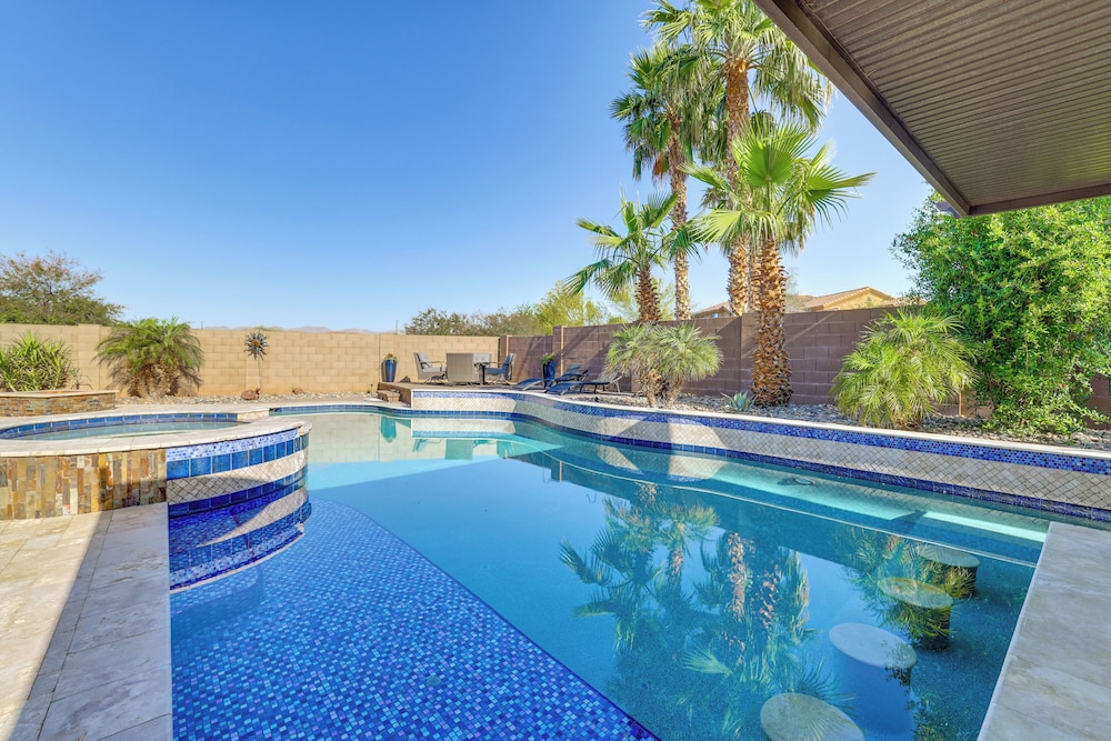 Swim-up Bar & Putting Green: Goodyear Getaway!