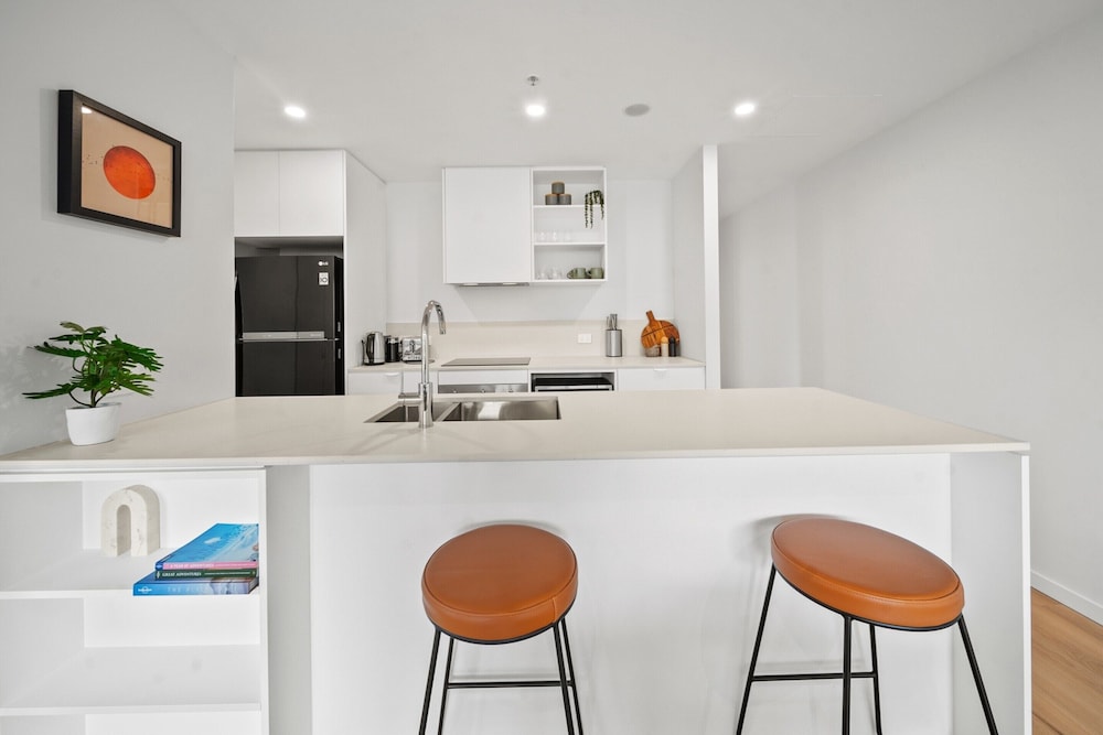 Bright 2-bed Apartment With Gym, BBQ & Pool Access