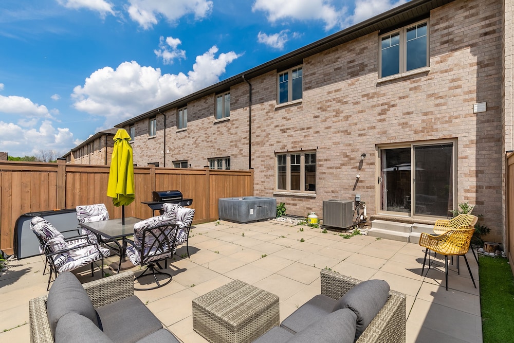 GLOBALSTAY. Waterfront 5BR Townhouse. Private HOT TUB, Gym, Sauna - Property Image 2