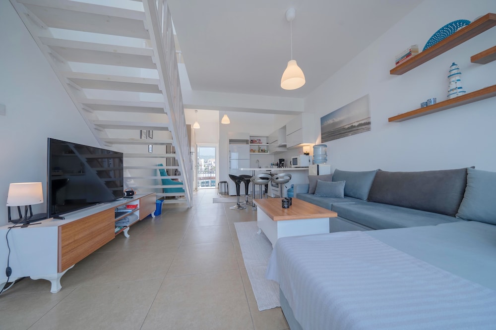 Modern Studio Apartment With Lovely sea View