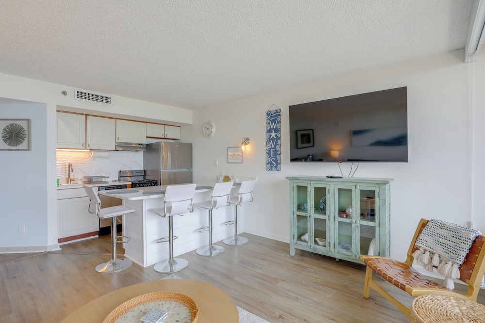 Walk to Myrtle Beach: Condo w/ Views & Pool Access