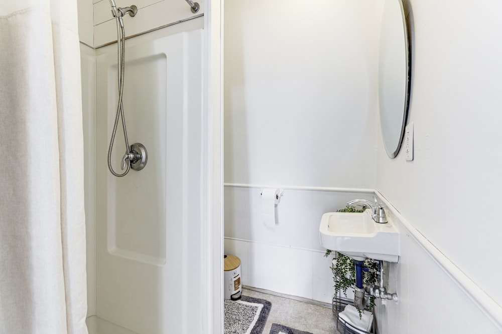 Explore Dtwn, Parks & Colleges: Cozy Worcester Apt