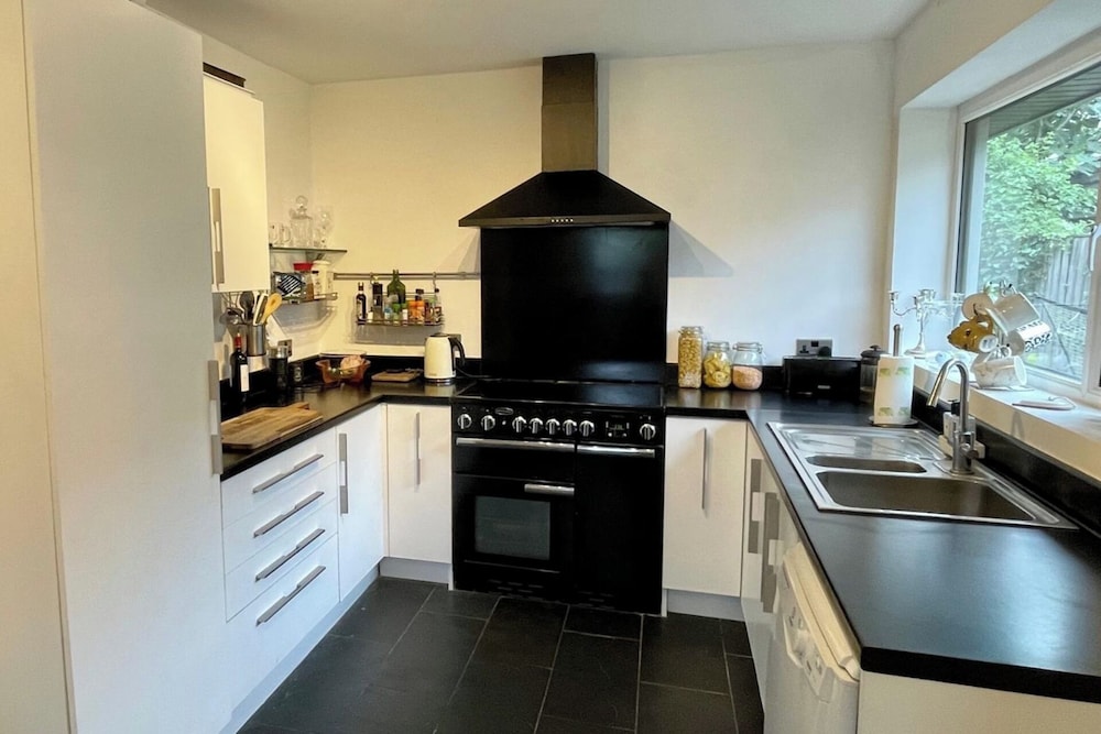 4 Bedroom House, Sleeps 8- Hot Tub, Pets, Parking