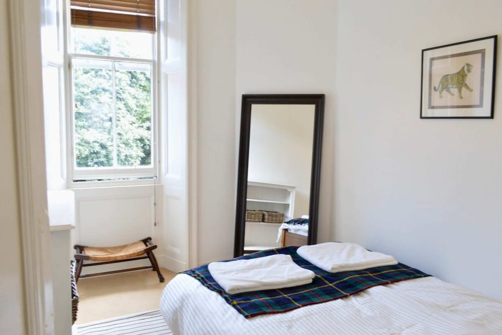 Bright 2 Bedroom Apartment view 3