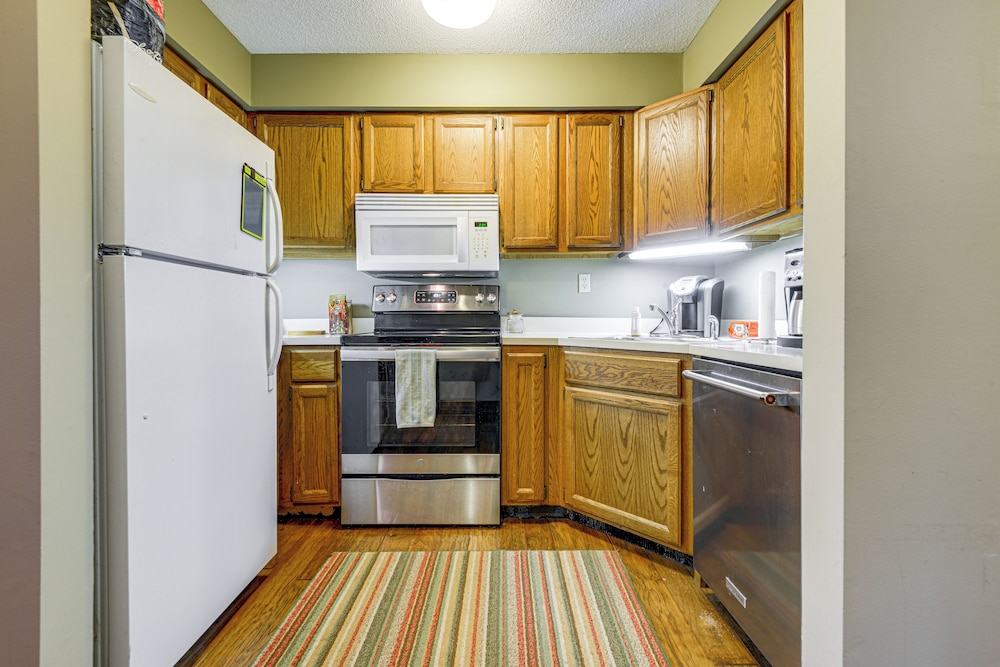 < 1 Mi to Mt Snow: Charming Condo w/ Fireplace
