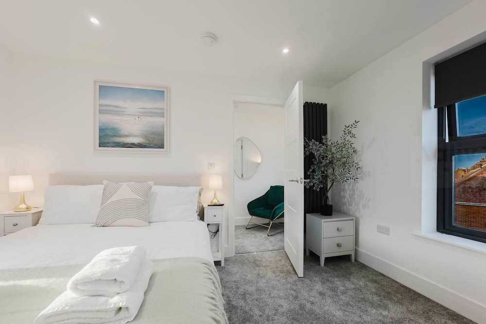 Luxury Seaside Home Parking Sleeps 8 by Adliv