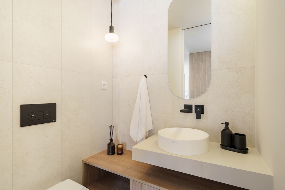 Green Coast Beachfront Retreat by Minho s Guest