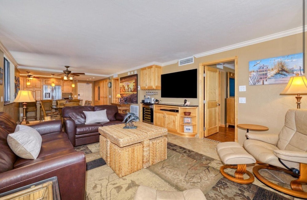Caper Beach Club 1005