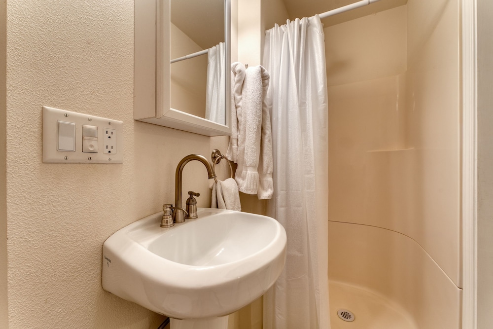 Golden Summit by Avantstay Stunning Secluded Cabin w Access to Tahoe Donner