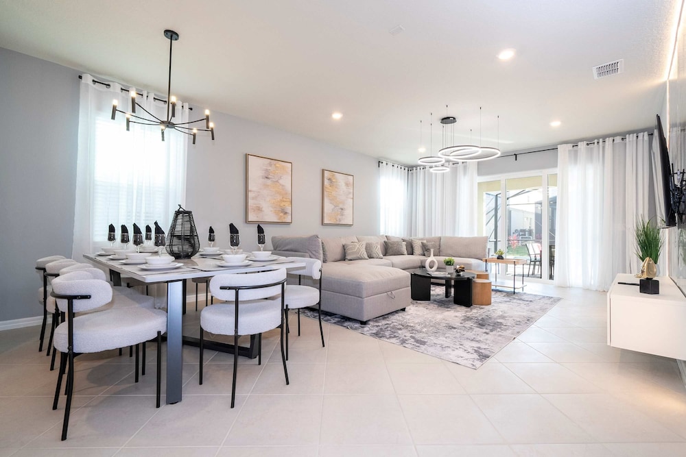 Luxury 7Bd Close to Disney With Pool and Spa at Windsor Cay 16218