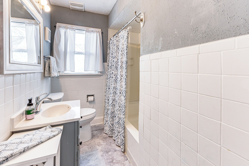 3 Mi to Hospitals: Inviting Rockford Home w/ Yard!