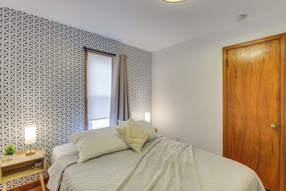 1 Mi to Dtwn Burlington: Modern Home w/ Yard!