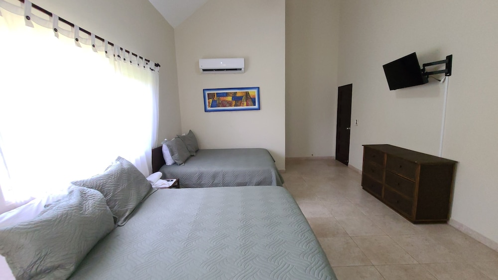 Villa Hermosa a Spacious Villa Close to Downtown view 4