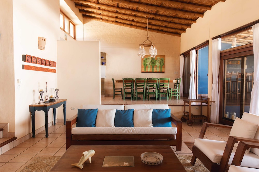w Stylish 5BR House in Mancora