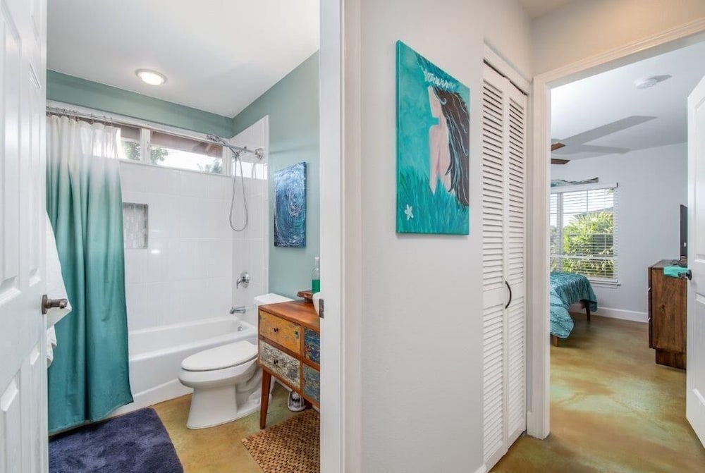 Well-equipped - Close to Beaches - In-unit AC - Vrkcv