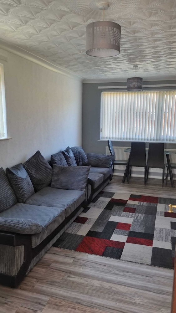 Doncaster-house-sleeps8-parking-garden