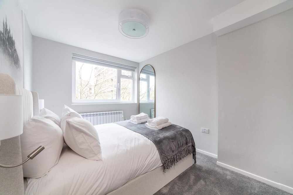 Excellent 3-bed Flat In Elephant & Castle