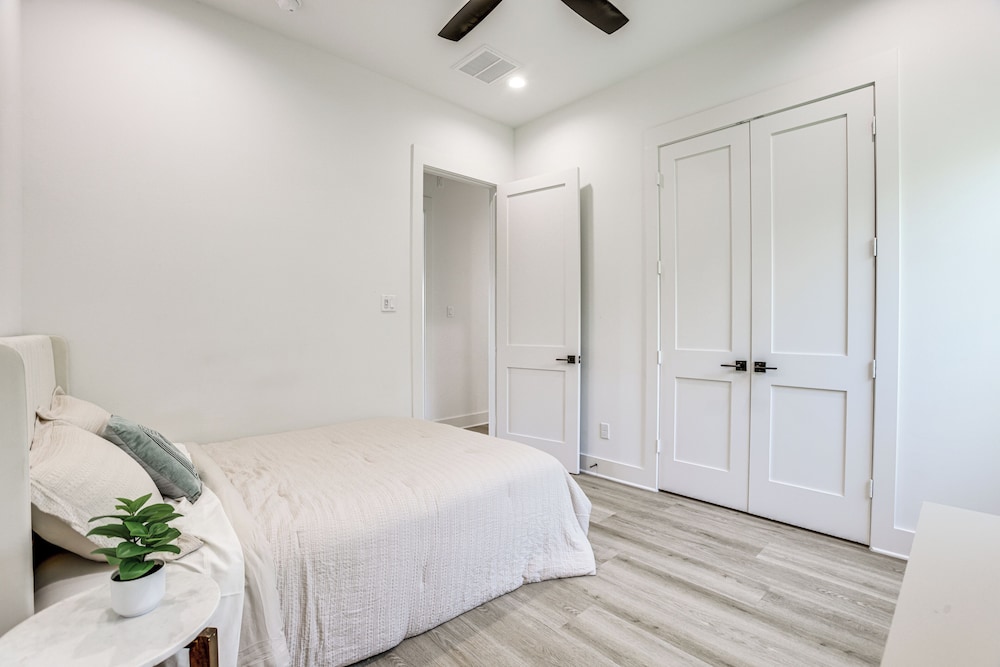 Townhome 2 Mi to Hermann Park, Zoo & Museums!