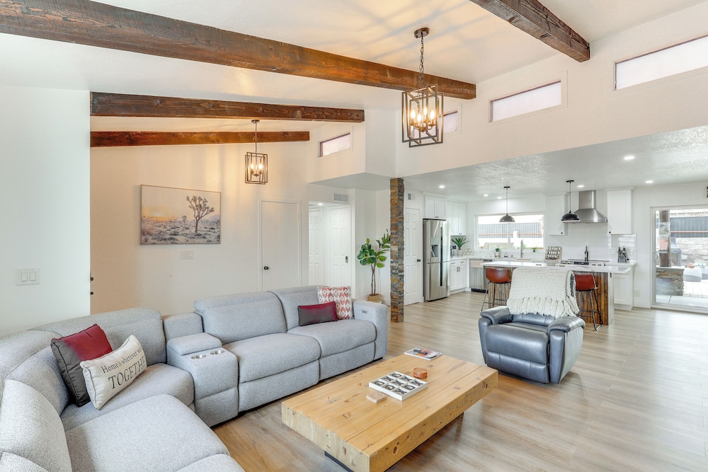 Poolside Relaxation: Group-friendly Home in Havasu