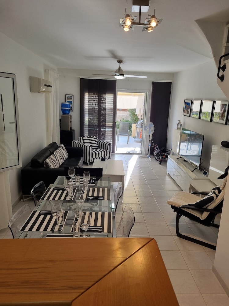 Cyprus Townhouse/ Queen Bed/ Pool/ Patio/air/freep