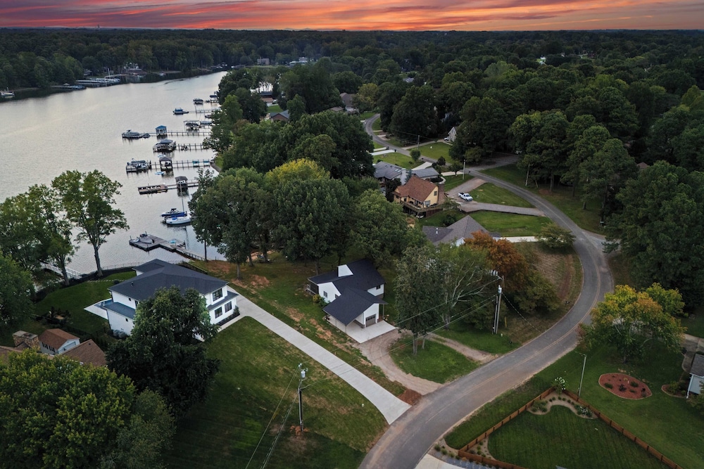 Lake Norman Waterfront Home w/ Covered Porch, Sunset Views & Easy Access to Dining, Shopping & Uptown Charlotte Adventures Sunsets on Shoreline