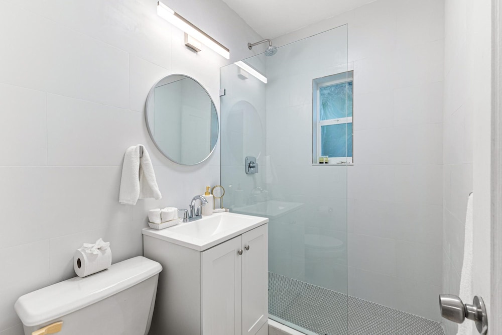Bright Stylish Apt in Las Olas Blvd Victoria Park