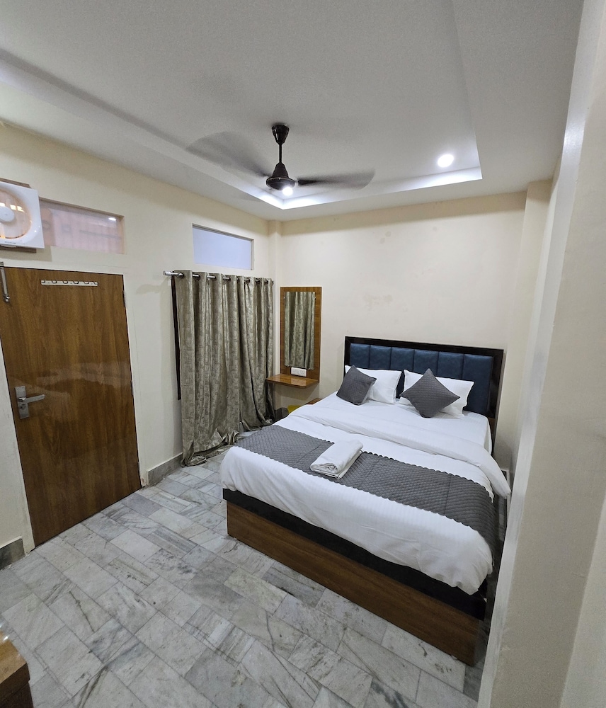 Rudra PGH - just near Temple & Ghats