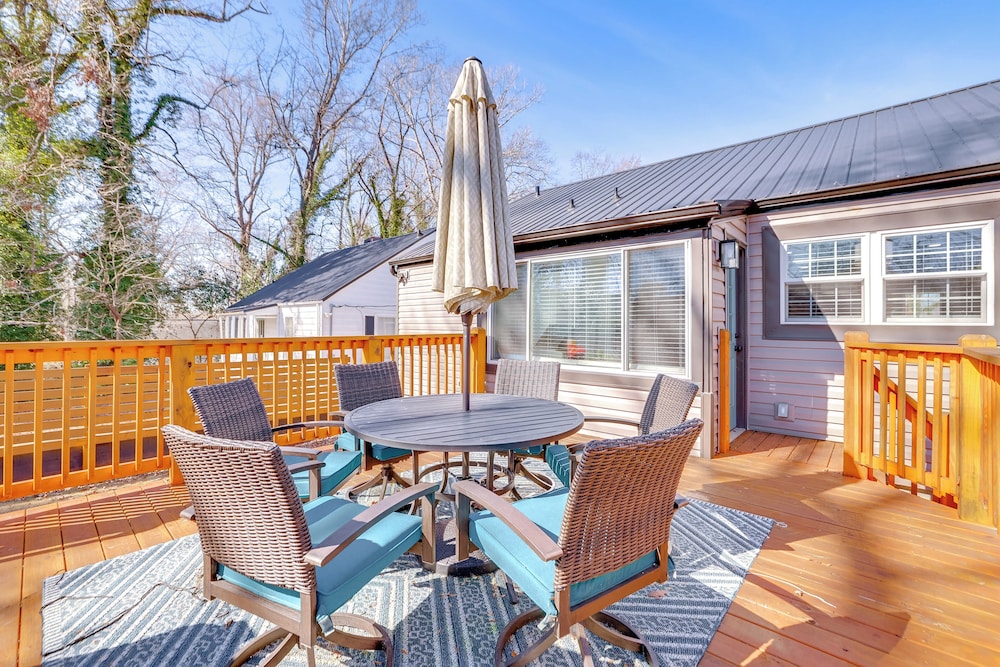 4 Mi to Liberty Bridge: Greenville Getaway w/ Deck
