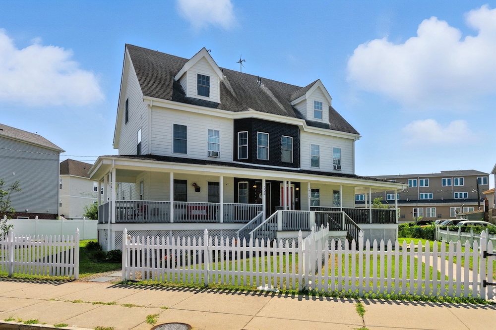 Stylish 3br Retreat Walk To Beach & Boardwalk 3 Bedroom Home