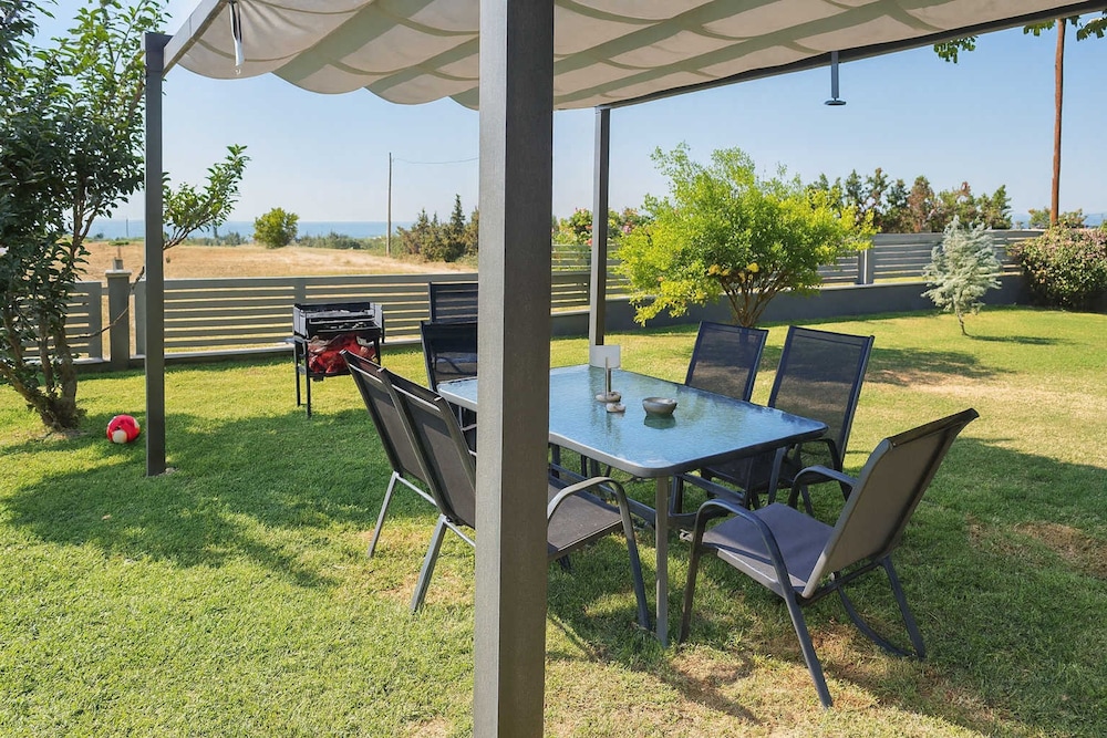 Villa Erytha - Serene Retreat With Views Garden