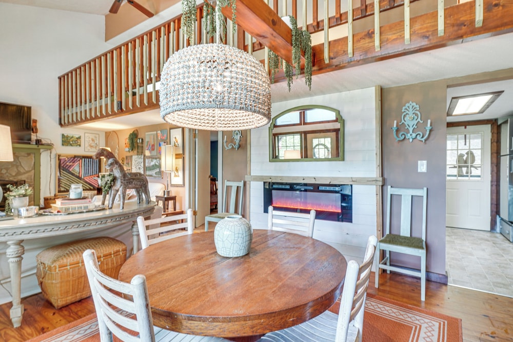 4 Mi to Lake Santeetlah: Cabin w/ Deck & Views