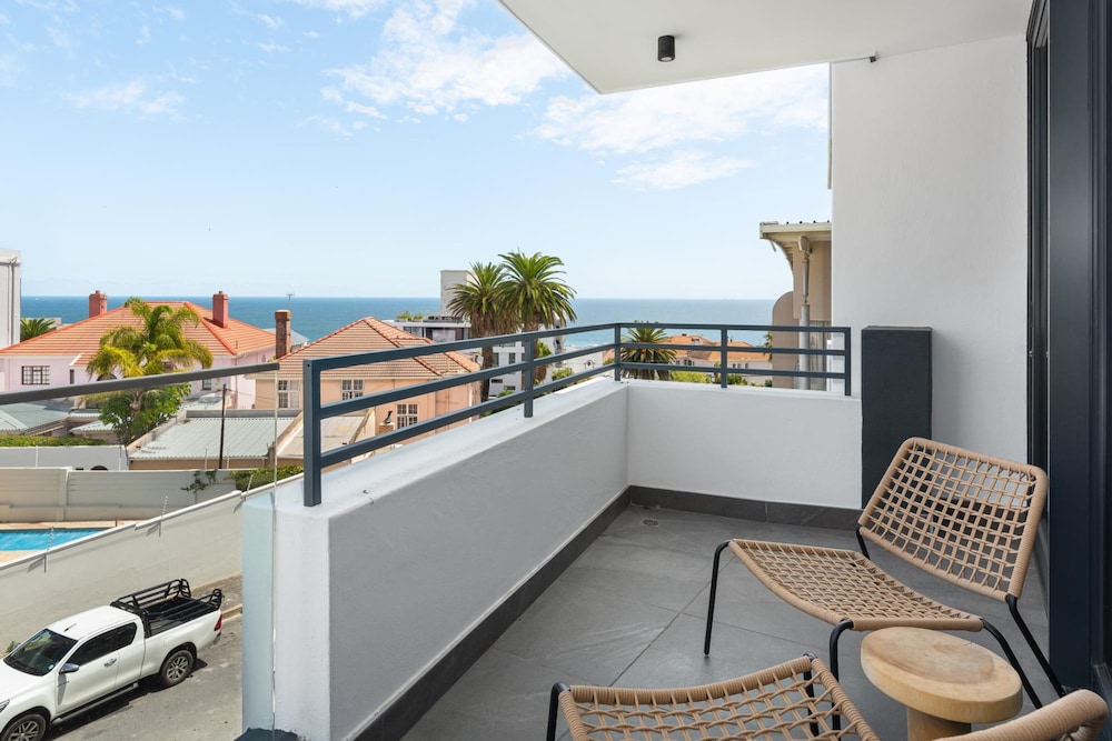 Modern Studio w Views in Cape Town Bantry Condo