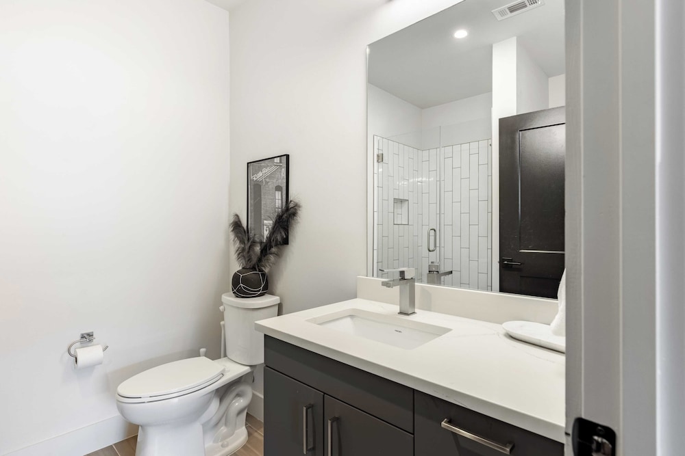 Sleeps 18 3 Modern Midtown Apartments w/ Gym + Pool Walkable to Shops & Eats