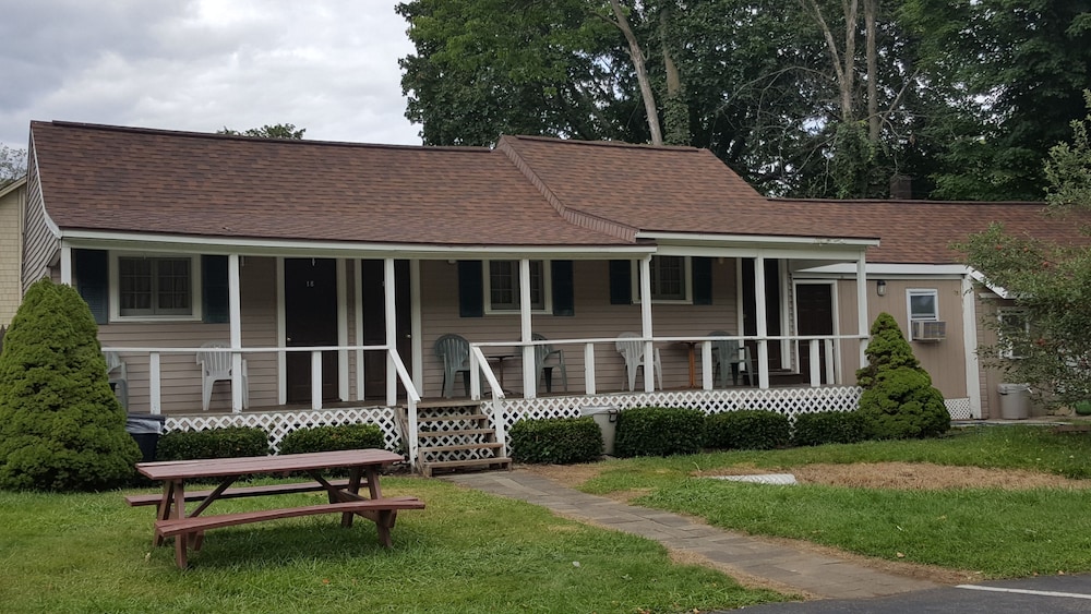 Adirondack Oasis Motel