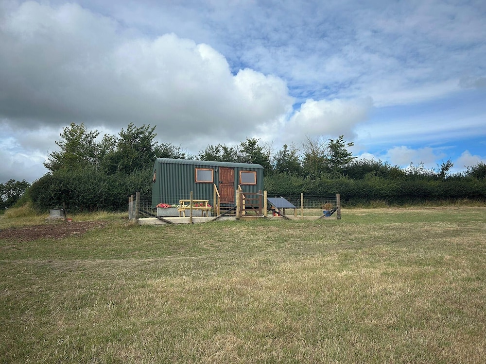 1 Bed Hut - Sleeps 2 - Parking - Smoking