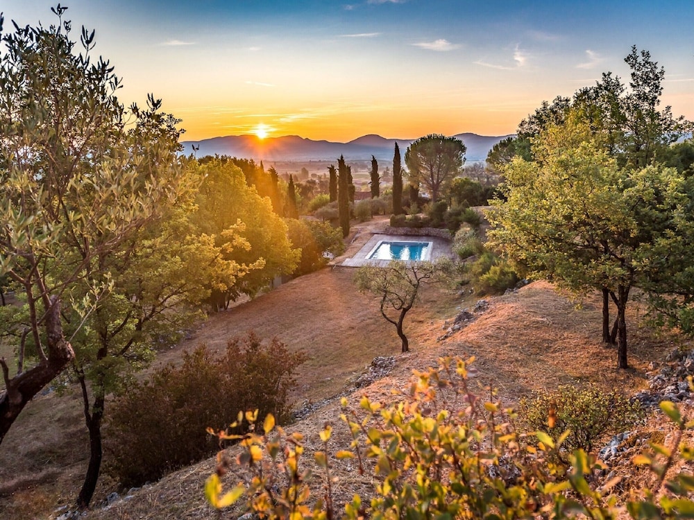 Sunlit Villa in Banne