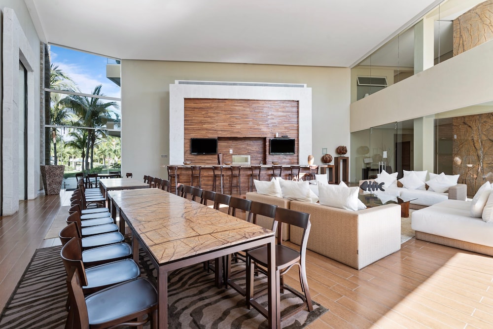 Gorgeous Condo With Pool and Balcony