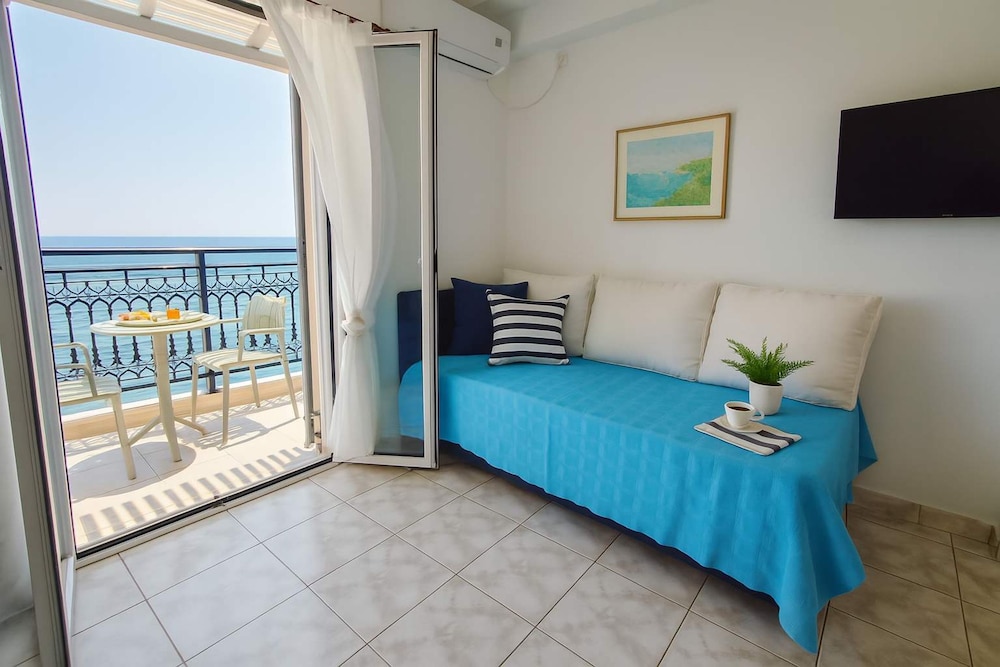 Beachfront Panorama Aprtmnt - Kythira Seafront Gem