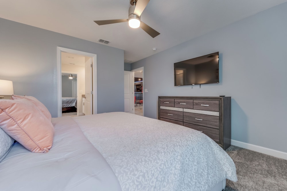 9 Bedroom Family Friendly Retreat - Private Pool