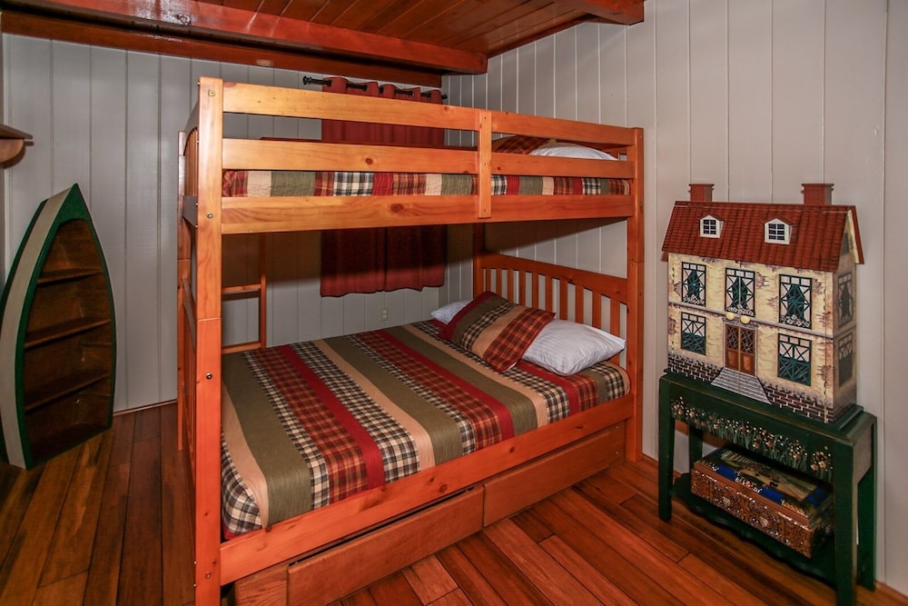 Bear Mountain Escape 2 Bedroom Apts by RedAwning