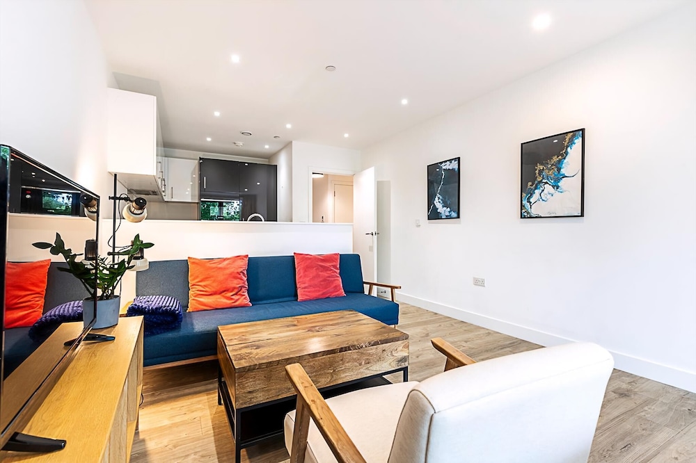 Modern 2-bed Flat With Terraces in Leyton