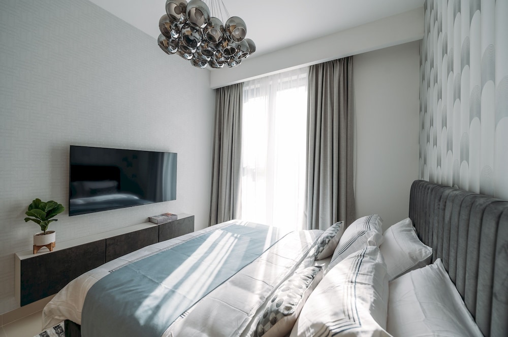 Elegant Stay: Balcony & Stunning Dubai Creek Views