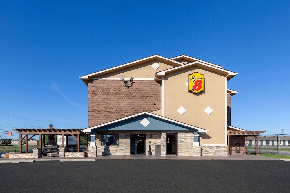 Super 8 by Wyndham Roseville/Detroit Area view 4