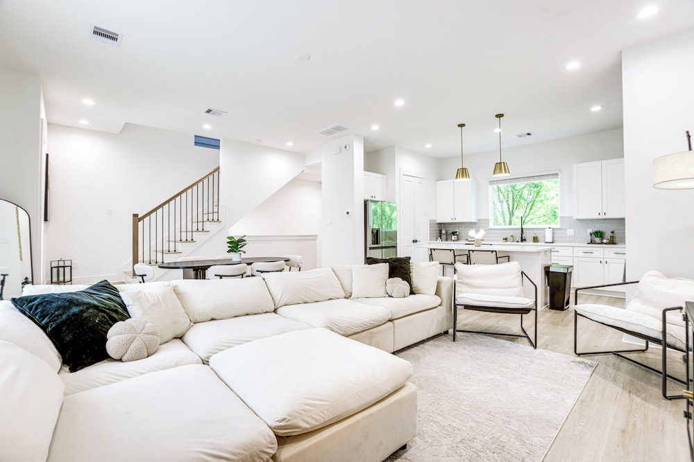 Townhome 2 Mi to Hermann Park, Zoo & Museums!
